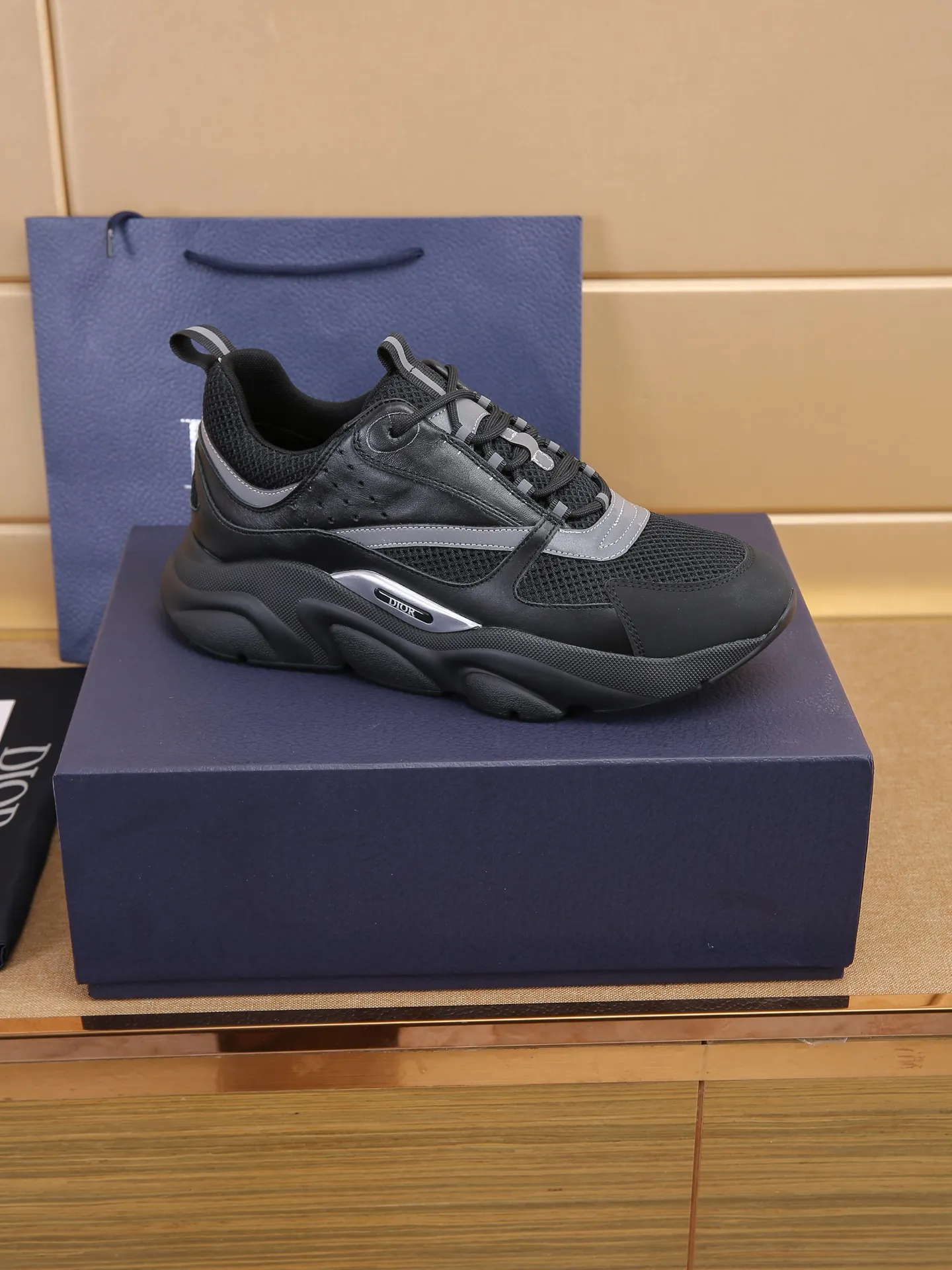 Factory price: 460💰Dior’s top version of D’s b22 men’s sports shoes. Inspired by retro running styles, the chunky low-top silhouette features gray calf leather and blue and white mesh fabric uppers, atop a black, white and blue engraved rubber sole. Nylon ribbon accents the blue mesh tongue and heel counter, and a "dio~" logo appears on the side. Pair it with a suit for a striking contrast and add a sportswear-chic edge to your look. The thick sole can be about 4cm~ Size: 38-45, [46, 47 customized]